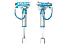 Carica l'immagine nel visualizzatore di Gallery, King Shocks 2011+ Chevrolet Silverado 2500/3500/HD Front 2.5 Dia Remote Res Shock w/Adjuster (Pair)