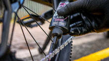 Laden Sie das Bild in den Galerie-Viewer, Muc-Off eBike Wet Chain Lube img bicycle 1