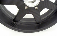 Laden Sie das Bild in den Galerie-Viewer, BST 7-TEK Carbon Fiber wheels for 2018+ Ducati Panigale, Streetfighter V4, V4S img5