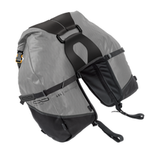 Cargar imagen en el visor de la galería, Giant Loop Great Basin Saddlebag - 68L img gray angled
