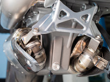 गैलरी व्यूवर में इमेज लोड करें, Vandemon Full Titanium Low Mount Exhaust System For 2020-24 Ducati V2 Panigale &amp; Streetfighter 12