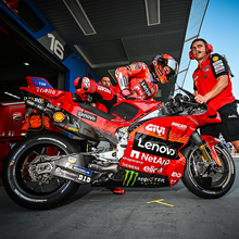 Laden Sie das Bild in den Galerie-Viewer, Shoei X-Fifteen Marc Marquez 9 Moto GP Replica Full Face Helmet img pit