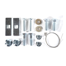 गैलरी व्यूवर में इमेज लोड करें, Curt 00-05 Buick Le Sabre Class 2 Trailer Hitch w/1-1/4in Receiver