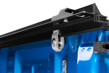 Laden Sie das Bild in den Galerie-Viewer, Lund 2022+ Nissan Frontier (5ft. Bed) Genesis Roll Up Tonneau Cover - Black