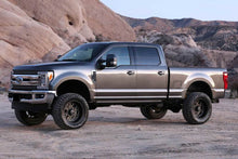 Carica l&#39;immagine nel visualizzatore di Gallery, Fabtech 17-21 Ford F250/350 4WD Gas 4in 4 Link System w/Perf. Shocks