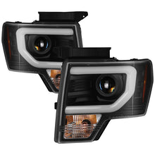 Carica l&#39;immagine nel visualizzatore di Gallery, Spyder 09-14 Ford F-150 Projector Headlights - Halogen Model Light Bar - Blk PRO-YD-FF15009-SBLB-BK