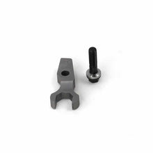 Carica l'immagine nel visualizzatore di Gallery, Industrial Injection 01-04 Chevrolet LB7 Billet Injector Hold Downs w/Arp Bolts