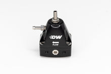 गैलरी व्यूवर में इमेज लोड करें, DeatschWerks DWR1000iL In-Line Adjustable Fuel Pressure Regulator - Black
