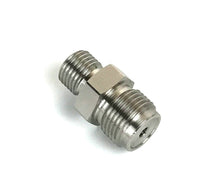 गैलरी व्यूवर में इमेज लोड करें, Fleece Performance Dodge Cummins 6.7L Fuel Rail Fitting Adapter 14mm x 18mm