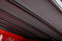 Laden Sie das Bild in den Galerie-Viewer, Lund 07-17 Toyota Tundra (5.5ft. Bed) Genesis Elite Tri-Fold Tonneau Cover - Black