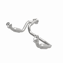 Carica l&#39;immagine nel visualizzatore di Gallery, MagnaFlow Conv DF 2007-2008 Cadillac Escalade 6.2L