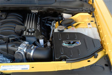 गैलरी व्यूवर में इमेज लोड करें, Volant Chrysler/Dodge 12-13 300/Charger/11-13 Challenger 6.4L PowerCore Closed Box Air Intake System