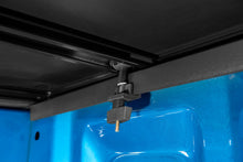 Laden Sie das Bild in den Galerie-Viewer, Lund 2024 Nissan Frontier 5ft. Bed - Genesis Tri-Fold Tonneau Cover - Black