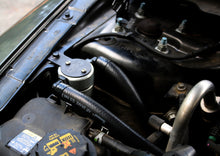 Carica l&#39;immagine nel visualizzatore di Gallery, J&amp;L 10-18 Ford Taurus Sho EcoBoost V6 Passenger Side Oil Separator 3.0 - Clear Anodized