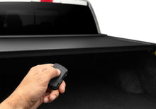 Laden Sie das Bild in den Galerie-Viewer, Roll-N-Lock 2021 Ford F-150 67.1in E-Series Retractable Tonneau Cover