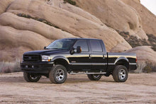 Carica l&#39;immagine nel visualizzatore di Gallery, Fabtech 01-04 Ford F250/350 4WD 3.5in Front Spring Hanger System w/Perf. Shocks