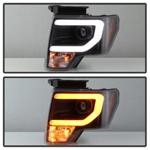 Carica l&#39;immagine nel visualizzatore di Gallery, Spyder 09-14 Ford F-150 Projector Headlights - Halogen Model Light Bar - Blk PRO-YD-FF15009-SBLB-BK