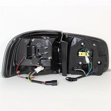 Carica l&#39;immagine nel visualizzatore di Gallery, Spyder Volkswagen Touareg 03-07 LED Tail Lights Black ALT-YD-VTOU04-LED-BK