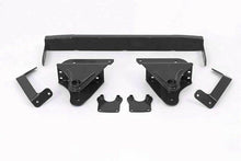 Carica l&#39;immagine nel visualizzatore di Gallery, Fabtech 00-05 Ford Excursion 4WD 3.5in Front Spring Hanger System w/Perf. Shocks