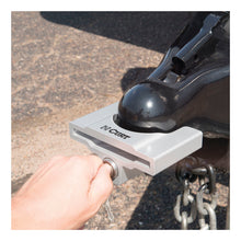 Carica l&#39;immagine nel visualizzatore di Gallery, Curt Trailer Coupler Lock for 2in or 2-5/16in Flat Lip Couplers (Grey Aluminum)