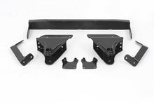 Carica l&#39;immagine nel visualizzatore di Gallery, Fabtech 99-00 Ford F250/350 4WD 3.5in Front Spring Hanger System w/Perf. Shocks