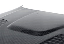गैलरी व्यूवर में इमेज लोड करें, Seibon 97-03 BMW 5 Series 4Dr (E39) GTR-Style Carbon Fiber Hood