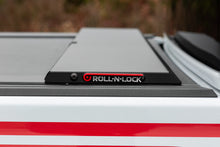 Charger l'image dans la galerie, Roll-N-Lock 2020 Jeep Gladiator 5ft bed M-Series Retractable Tonneau Cover