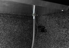 Laden Sie das Bild in den Galerie-Viewer, Roll-N-Lock 2021 Ford F-150 67.1in E-Series Retractable Tonneau Cover