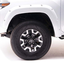 Charger l'image dans la galerie, EGR 14+ Chev Silverado 5ft Bed Bolt-On Look Color Match Fender Flares - Set - Summit White