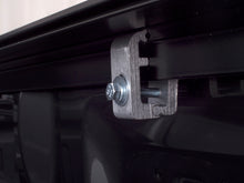 Laden Sie das Bild in den Galerie-Viewer, Lund 05-17 Nissan Frontier (5ft. Bed w/o Utility TRack) Genesis Roll Up Tonneau Cover - Black
