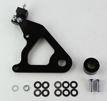 गैलरी व्यूवर में इमेज लोड करें, Wilwood Caliper Mounting Kit Black w/Bracket GP310 2000-Present Softail