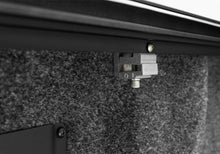 Laden Sie das Bild in den Galerie-Viewer, Roll-N-Lock 2021 Ford F-150 67.1in E-Series Retractable Tonneau Cover