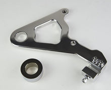 गैलरी व्यूवर में इमेज लोड करें, Wilwood Caliper Mounting Kit Polished w/Bracket GP310 2000-06 FLH/FLT