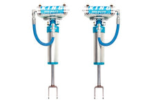 Carica l&#39;immagine nel visualizzatore di Gallery, King Shocks 2011+ Chevrolet Silverado 2500/3500 Front 2.5 Dia Remote Reservoir Shock (Pair)