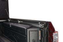Laden Sie das Bild in den Galerie-Viewer, UnderCover 05-17 Suzuki Equator (w/ Utili-Track System) 5ft Flex Bed Cover