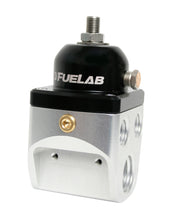 Laden Sie das Bild in den Galerie-Viewer, Fuelab 585 Carb Adjustable 4 Port FPR Blocking 2-4 PSI (2) -10AN In (4) -6AN Out