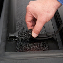 Cargar imagen en el visor de la galería, UnderCover 09-18 Ram 1500 (w/o Rambox) (19-20 Classic) 5.7ft Flex Bed Cover