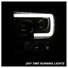 Carica l&#39;immagine nel visualizzatore di Gallery, Spyder Ford F150 2005-2007 Projector Headlights - Light Bar DRL LED - Black PRO-YD-FS05V2-LB-BK