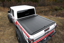 Charger l'image dans la galerie, Roll-N-Lock 2020 Jeep Gladiator 5ft bed M-Series Retractable Tonneau Cover