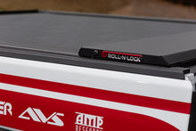 गैलरी व्यूवर में इमेज लोड करें, Roll-N-Lock 2020 Jeep Gladiator 5ft bed (w/ Trail Rail System) M-Series Retractable Tonneau Cover