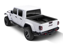 गैलरी व्यूवर में इमेज लोड करें, Roll-N-Lock 2020 Jeep Gladiator 5ft bed (w/ Trail Rail System) M-Series Retractable Tonneau Cover