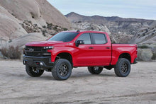 Carica l&#39;immagine nel visualizzatore di Gallery, Fabtech 2019 GM K1500 Trail Boss/AT4 4WD 4in Basic System w/Rear Perf. Shocks