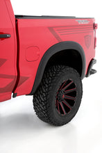 Carica l&#39;immagine nel visualizzatore di Gallery, Lund 2019 Chevy Silverado 1500 SX-Sport Smooth Elite Series Rear Fender Flares - Black (2 Pc.)
