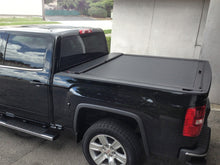 गैलरी व्यूवर में इमेज लोड करें, Roll-N-Lock 2019 Ram 1500-3500 (18) SB 74.5in M-Series Retractable Tonneau Cover