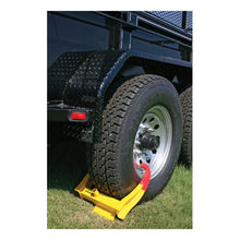 Carica l&#39;immagine nel visualizzatore di Gallery, Curt Wheel Chock Lock (Yellow Powder Coat)