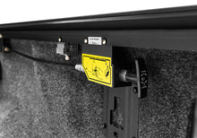 Laden Sie das Bild in den Galerie-Viewer, Roll-N-Lock 2021 Ford F-150 67.1in E-Series Retractable Tonneau Cover