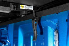 Carica l&#39;immagine nel visualizzatore di Gallery, Lund 2019 Dodge Ram 1500 5.7ft Bed Hard Fold Tonneau Lund - Black
