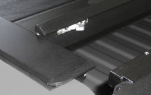 गैलरी व्यूवर में इमेज लोड करें, Roll-N-Lock 2022 Toyota Tundra Ext Cab 78.7in M-Series Retractable Tonneau Cover