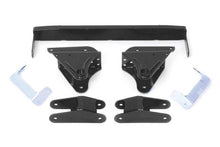 Carica l&#39;immagine nel visualizzatore di Gallery, Fabtech 01-04 Ford F250/350 4WD 3.5in Front Spring Hanger System w/Perf. Shocks