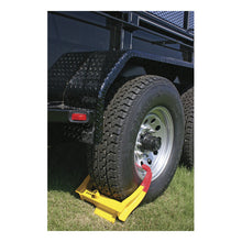 Carica l&#39;immagine nel visualizzatore di Gallery, Curt Wheel Chock Lock (Yellow Powder Coat)